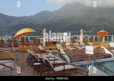 Des chaises longues et la piscine sur le pont de la côte tropical et ofcruise Banque D'Images