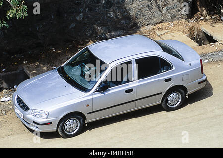 Hyundai accent voiture garée dans la rue, Mumbai, Inde, Asie Banque D'Images