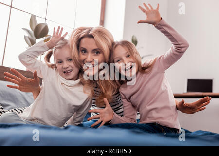 Temps heureux. Petites jolies filles et belle mère de se sentir bien tout en passant du temps ensemble Banque D'Images