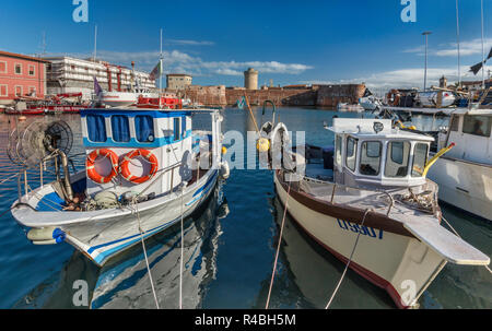 Bateaux de pêche au port, la Fortezza Vecchia (ancienne forteresse), fort médiéval à Livourne, Toscane, Italie Banque D'Images