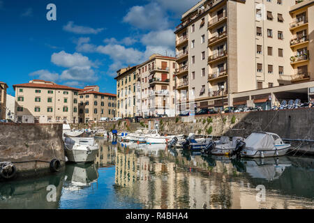 Bateaux à canal de Piccola Venezia (la Petite Venise), vue de la Via della Madonna à Livourne, Toscane, Italie Banque D'Images