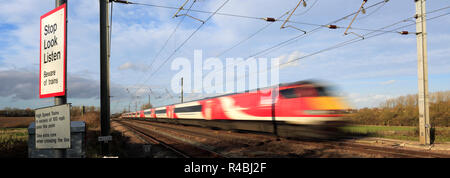LNER train s'arrêter, regarder, écouter signe à un passage à niveau sans pilote, Abbots Ripton Village, East Coast Main Line Railway, Cambridgeshire, Angleterre Banque D'Images