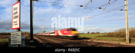 LNER train s'arrêter, regarder, écouter signe à un passage à niveau sans pilote, Abbots Ripton Village, East Coast Main Line Railway, Cambridgeshire, Angleterre Banque D'Images