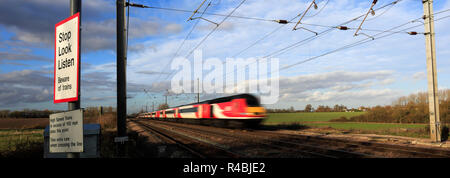 LNER train s'arrêter, regarder, écouter signe à un passage à niveau sans pilote, Abbots Ripton Village, East Coast Main Line Railway, Cambridgeshire, Angleterre Banque D'Images
