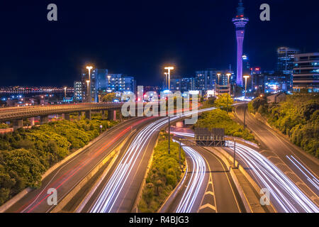 La plus proche avec le trafic de nuit au centre-ville d'Auckland à l'horizon, Nouvelle-Zélande Banque D'Images