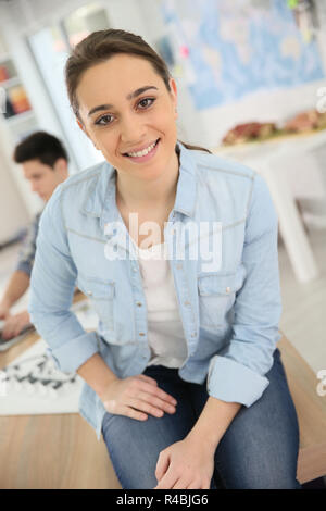 Portrait de jeune fille aux étudiants participant à la conception de cours Banque D'Images