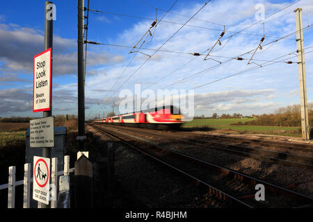 LNER train s'arrêter, regarder, écouter signe à un passage à niveau sans pilote, Abbots Ripton Village, East Coast Main Line Railway, Cambridgeshire, Angleterre Banque D'Images