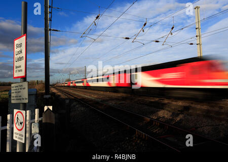 LNER train s'arrêter, regarder, écouter signe à un passage à niveau sans pilote, Abbots Ripton Village, East Coast Main Line Railway, Cambridgeshire, Angleterre Banque D'Images