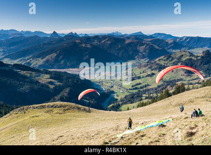 Einsiedeln, SZ / Suisse - 25 novembre 2018 : l'homme avec la préparation de parapente décoller d'une haute montagne sommet pendant un cours d'instruction Banque D'Images