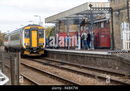 Les passagers sur la plate-forme train arrivant, gare, Sternfield, Suffolk, Angleterre, Royaume-Uni British Rail Class 156 diesel Sprinter Super G Banque D'Images