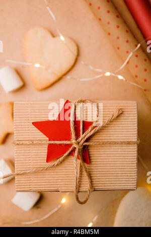 Fond de Noël avec cadeau, présent du papier craft table. Noël ou Nouvel an bricolage emballage. Décor de vacances concept. Les frais généraux, de mise à plat, Banque D'Images