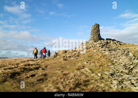 Les marcheurs approcher la balise sur Sommet Crag Thornthwaite, Lake District, Cumbria, Royaume-Uni Banque D'Images