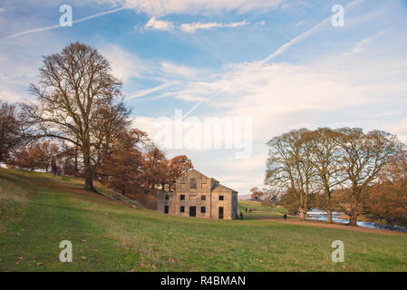 James Paine's Mill , la réussite d'un architecte du milieu du 18e siècle a créé le moulin à maïs situé à Chatsworth Park dans le Peak District en Angleterre au Royaume-Uni. Banque D'Images