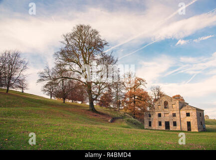 James Paine's Mill , la réussite d'un architecte du milieu du 18e siècle a créé le moulin à maïs situé à Chatsworth Park dans le Peak District en Angleterre au Royaume-Uni. Banque D'Images