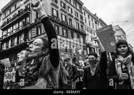 Roma, Italie. 24 Nov, 2018. Démonstration, organisée par la "Non una di meno' un mouvement féministe, pour lutter contre la violence à l'égard des femmes. Le 24 novembre 2018, Rome, Italie. Crédit : Matteo Trevisan/Pacific Press/Alamy Live News Banque D'Images