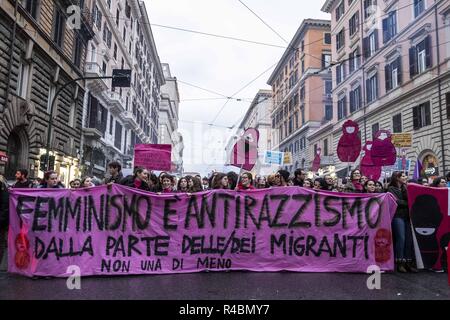 Roma, Italie. 24 Nov, 2018. Démonstration, organisée par la "Non una di meno' un mouvement féministe, pour lutter contre la violence à l'égard des femmes. Le 24 novembre 2018, Rome, Italie. Crédit : Matteo Trevisan/Pacific Press/Alamy Live News Banque D'Images