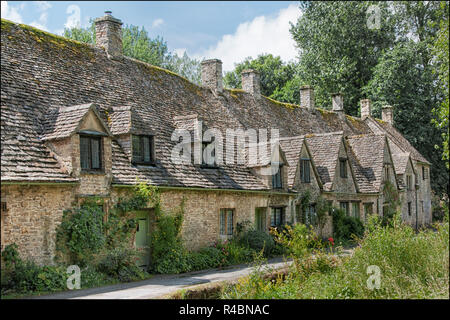 Jolis cottages d'Arlington Row situé dans le village historique de Bibury Gloucestershire, Angleterre Royaume-uni Banque D'Images