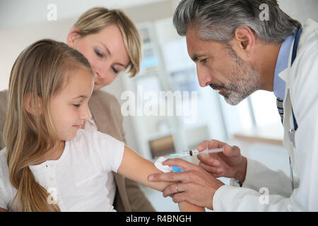 Jeune fille de recevoir la vaccination en cabinet de médecin Banque D'Images