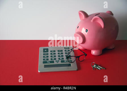 Tirelire, calculatrice, serre et sucette. La construction d'une base solide et un avenir paisible pour toute la famille. Fond jaune. Banque D'Images