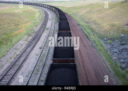 Train de charbon transport du charbon d'une mine de charbon à ciel ouvert dans le bassin de Powder River du Wyoming / USA. Banque D'Images