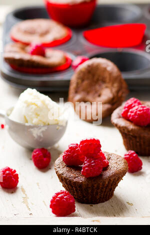 Gâteau au chocolat avec de la crème glacée et framboise. focus sélectif. Banque D'Images