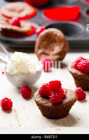 Gâteau au chocolat avec de la crème glacée et framboise. focus sélectif. Banque D'Images
