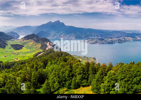 Alpes Suisses près de Burgenstock avec l'avis de Floralpina et Pilatus mountain, Suisse, Europe. Banque D'Images