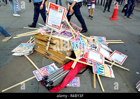 Pile de plaques disponibles à une marche de protestation dans le centre de Londres, Angleterre, Royaume-Uni. Banque D'Images