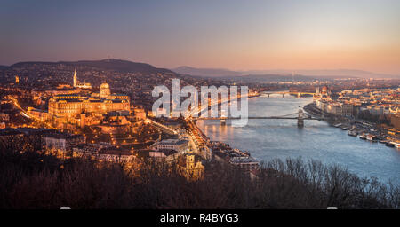 La ville de Budapest, Hongrie la nuit et jour Banque D'Images