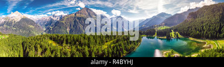 Avec Arnisee Alpes suisses. Arnisee est un réservoir dans le canton d'Uri, Suisse, Europe. Banque D'Images