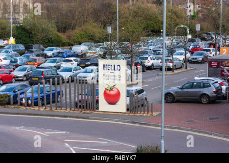 Une vue sur le Trowbidge Tesco parking supplémentaire avec le 'bonjour' welcome sign proéminent. Banque D'Images