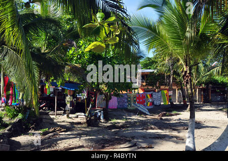 Un marché des Caraïbes le long de la plage Banque D'Images