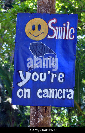 Un drapeau bleu avec un Smiley jaune qui lit 'Smile vous êtes sur caméra' Banque D'Images