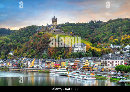 Cochem en automne, en Allemagne. Vue urbaine avec Moselle, maisons colorées sur le quai et le château de Cochem Banque D'Images