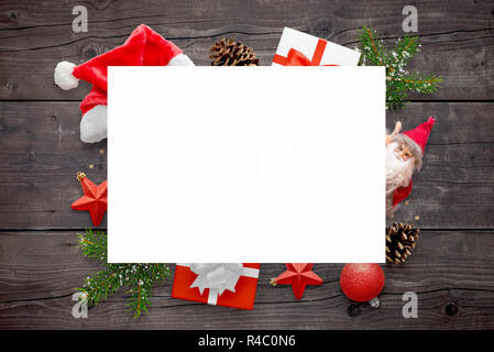 Papier blanc pour carte de voeux de Noël et Nouvel An du texte. La décoration du Nouvel An sur une table en bois. Vue d'en haut. Banque D'Images