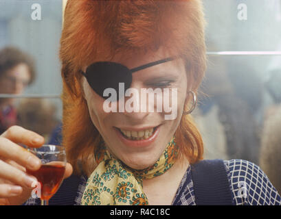 Les Pays-Bas, Davind Bowie avec cache-oeil, en Hollande pour enregistrer dans le rebelle rebelle TopPop studios de Hilversum, a fait une conférence de presse sur l'Amstel Hotel, Amsterdam, Pays-Bas - 1974, (Photo Gijsbert Hanekroot) gratuit pour publicité David Bowie des années 70 au 1er juillet 2016 Banque D'Images