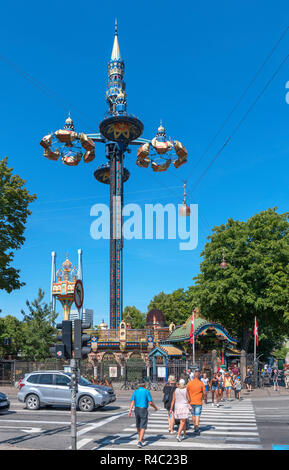 Hans Christian Andersen Boulevard vers l'Fatamorgana monter dans les jardins de Tivoli, Copenhague, Danemark, Nouvelle-Zélande Banque D'Images