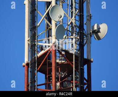 Les antennes et les répéteurs sur la tour Banque D'Images