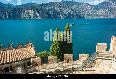 La cité médiévale Château Scaliger dans Malcesine sur le lac de Garde, Vérone, Italie.L'ancien Château Scaliger est l'une des attractions touristiques les plus Banque D'Images