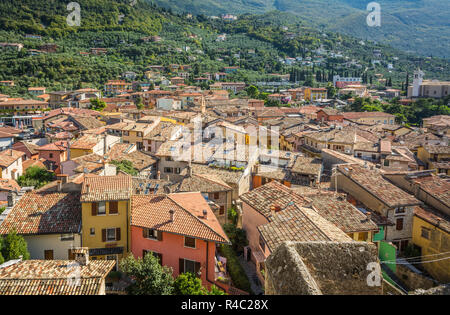 Vue sur le lac de garde sur les toits de Malcesine, sur le lac de Garde, Italie. Région Vénétie en Italie. Vue aérienne, vue du dessus Banque D'Images