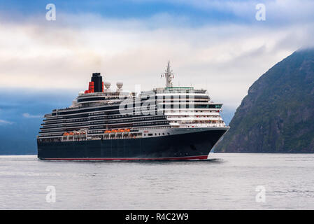 La Reine Victoria, Cunard célèbre navire de croisière de luxe, navigation à l'intérieur du fjord spectaculaire avec des montagnes et des cascades. Milford Sound, Nouvelle Zélande. Banque D'Images