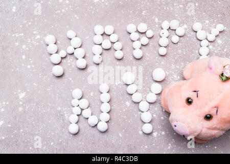 Cochon chanceux avec l'anglais sweet berry Happy New Year Nouvelle Année Bonjour, la neige fond sur Banque D'Images