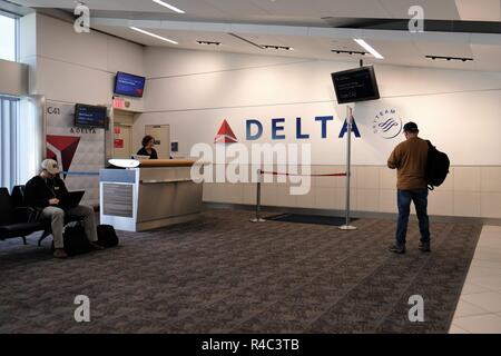 Gate C41 à l'aéroport international Hartsfield-Jackson d'Atlanta ; passagers en attente d'administration ; Atlanta, Georgia, USA. Banque D'Images