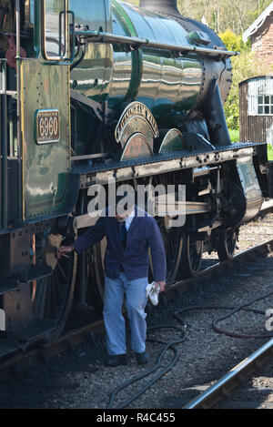 Modification de la locomotive à vapeur classe Hall 6960 Raveningham «la traction Hall Bristolian' Évêques à Lydeard Station sur la West Somerset Railway Banque D'Images