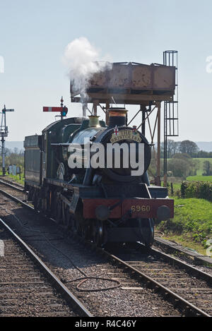 Modification de la locomotive à vapeur classe Hall 6960 Raveningham «la traction Hall Bristolian' Évêques à Lydeard Station sur la West Somerset Railway Banque D'Images