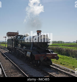 Modification de la locomotive à vapeur classe Hall 6960 Raveningham «la traction Hall Bristolian' Évêques à Lydeard Station sur la West Somerset Railway Banque D'Images