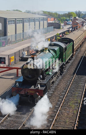 Modification de la locomotive à vapeur classe Hall 6960 Raveningham «la traction Hall Bristolian' Évêques à Lydeard Station sur la West Somerset Railway Banque D'Images