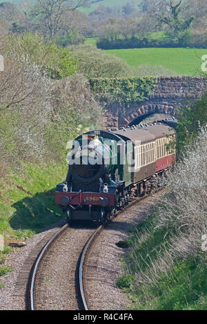 Locomotive à vapeur 6960 Raveningham tirant le Hall à Cottiford Bristolian Pont sur son chemin vers le West Somerset Minehead sur chemin de fer. Banque D'Images