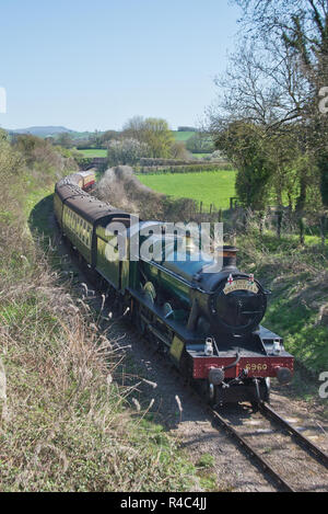 Locomotive à vapeur 6960 Raveningham tirant le Hall à Cottiford Bristolian Pont sur son chemin vers le West Somerset Minehead sur chemin de fer. Banque D'Images