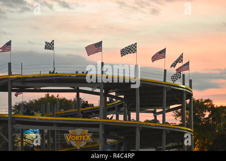 Orlando, Floride. Novembre 19, 2018 . Piste avec double-seat go-karts sur fond coucher de soleil coloré à Kissimme domaine. Banque D'Images